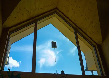Un robot nettoyeur de vitres peut-il coller à une fenêtre et ne pas tomber ?