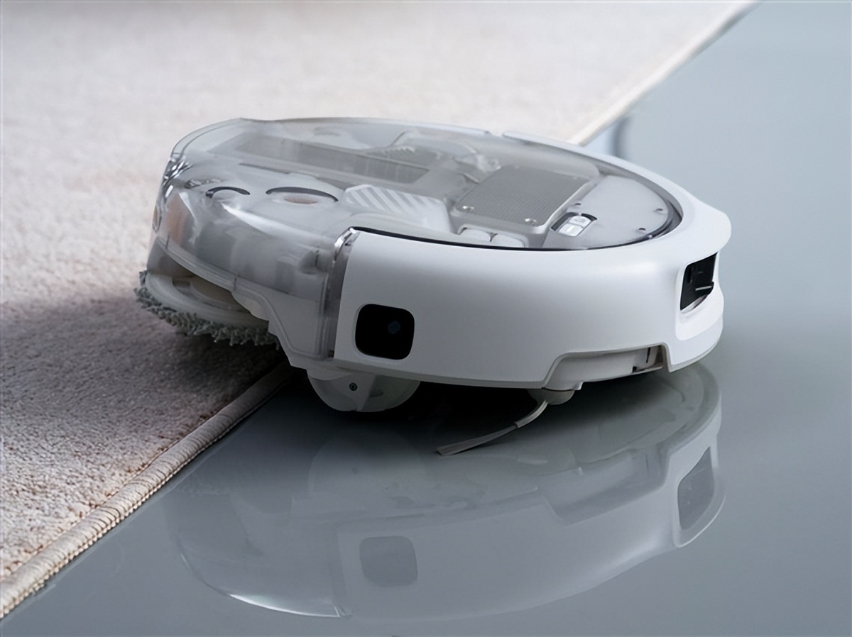 Robot de balayage et de nettoyage DJI ROMO 2 &middot; Le robot est &agrave; la jonction de la moquette et du sol lisse.jpeg