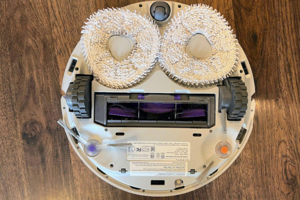 Comment puis-je r&eacute;parer un robot aspirateur qui laisse de la salet&eacute; derri&egrave;re lui ?